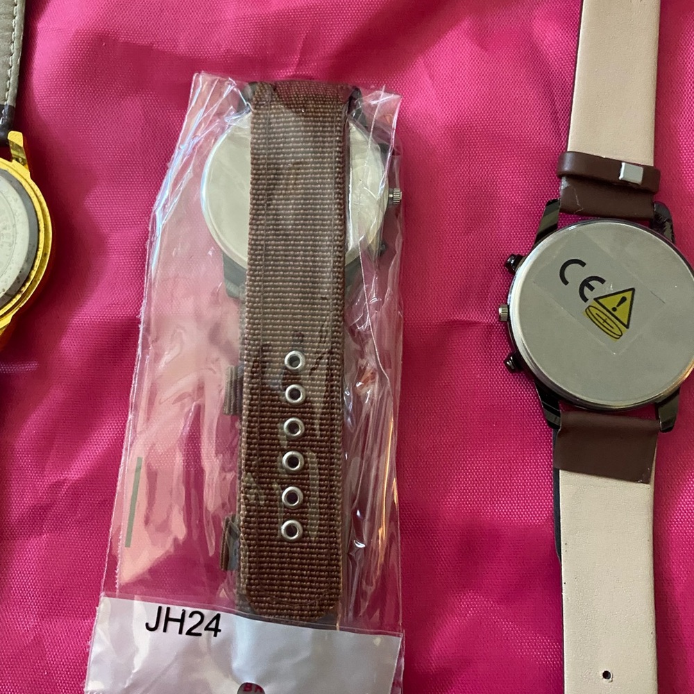 Set of Four Stylish Watches with Pink Bag - Picture 7 of 8